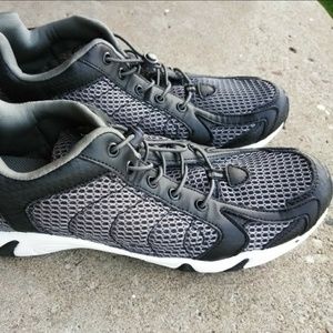 Men Tennis Shoe size 9